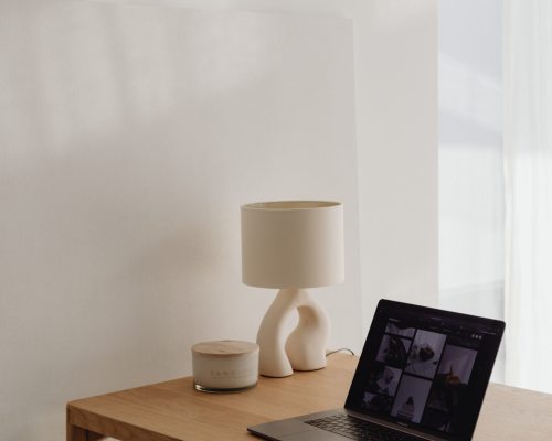 kaboompics_wooden-desk-laptop-home-office-minimalist-warm-minimal-28767 (2)